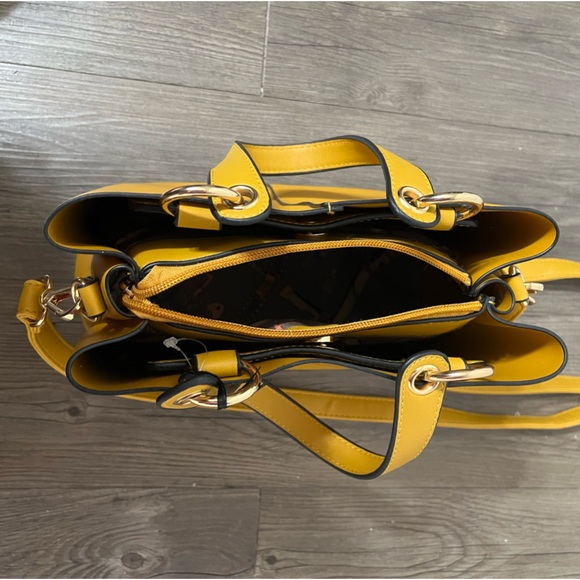 Yellow Purse - Picture 4 of 4